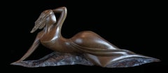 "Odalisque", Sculpture figurative en bronze d'une femme allongée latérale nue 