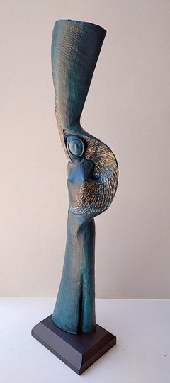 « Femme avec oiseau »:: sculpture figurative abstraite en bois de chêne bleu doré