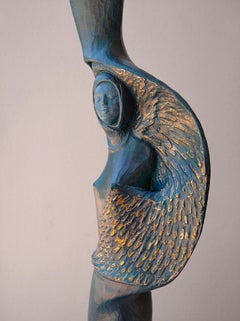 « Femme avec oiseau »:: sculpture figurative abstraite en bois de chêne bleu doré