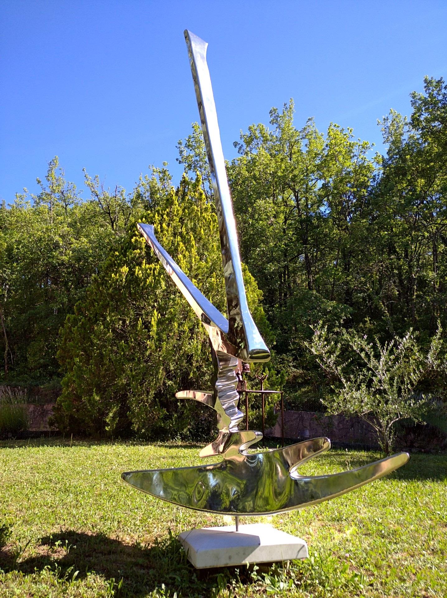 This unique-piece abstract sculpture, named “sparkles”, was created and shaped by Lutfi Romhein directly from 2 mm thick 316L stainless steel sheets.

The very dynamic shape of this abstract artwork evokes a burst of energy, or a boat for some of
