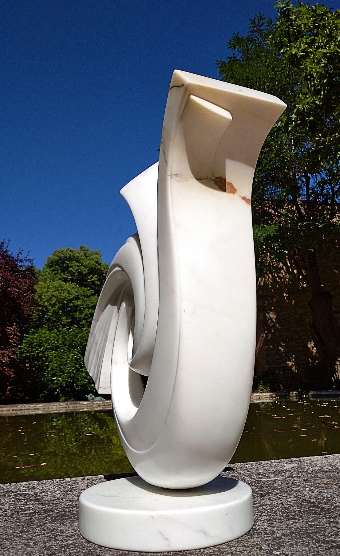 Abstrakte Skulptur aus weißem Carrara-Statuarenmarmor mit Zylindern (Moderne), Sculpture, von Lutfi Romhein