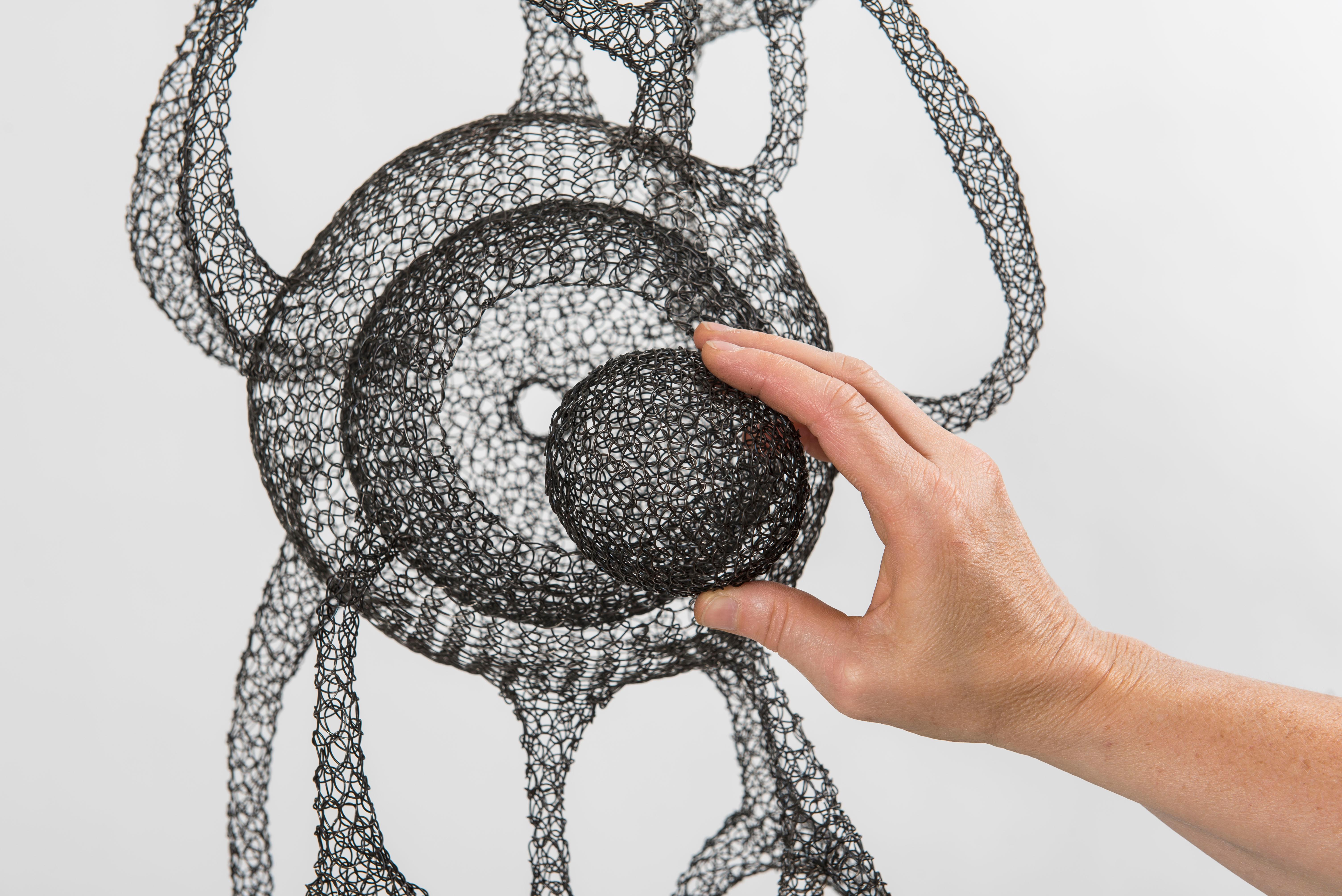 Sculpture en maille transparente en fil de métal et en laine « Saghiaki », faite à la main, de type pendentif en vente 1
