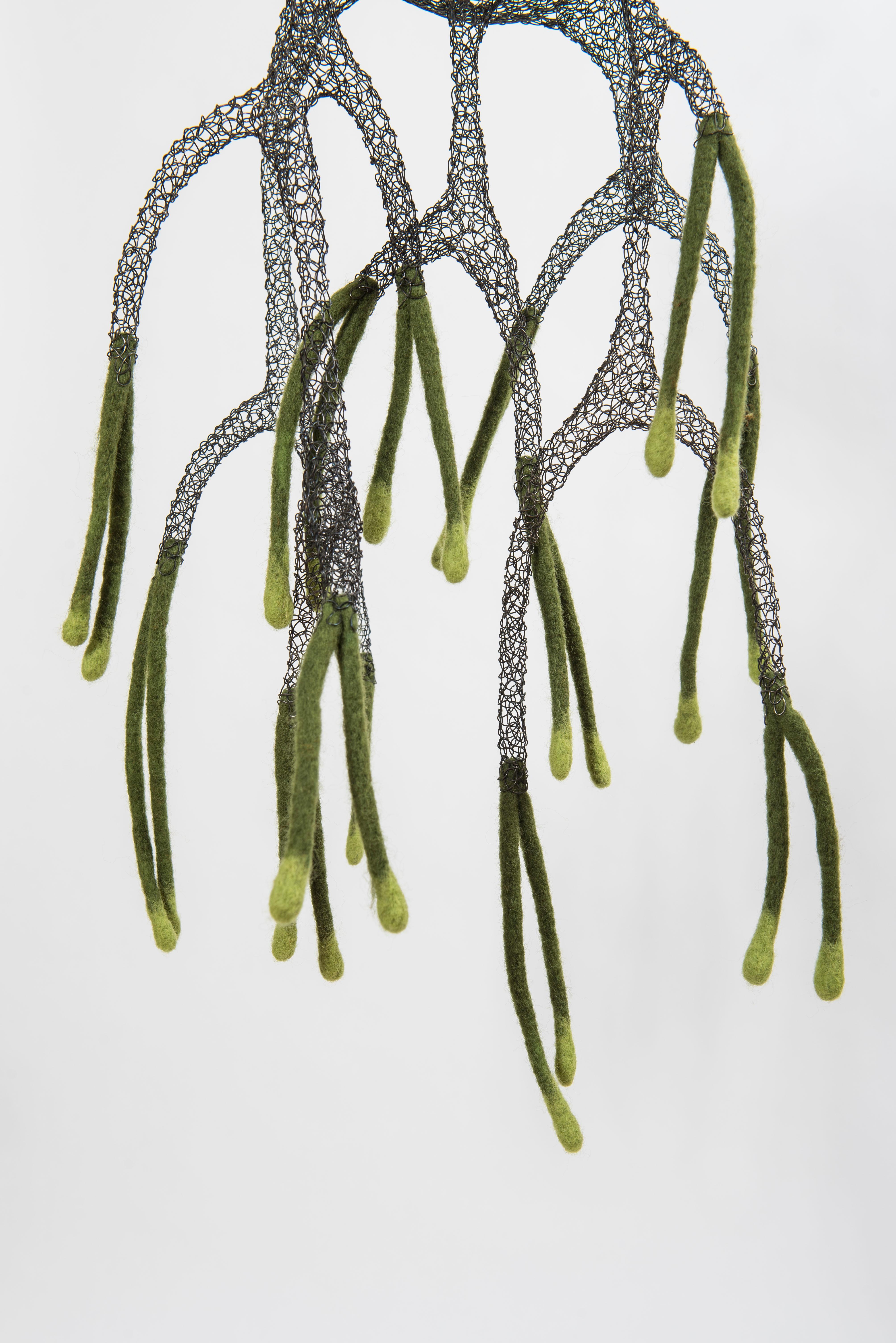 Sculpture en maille transparente en fil de métal et en laine « Saghiaki », faite à la main, de type pendentif en vente 4