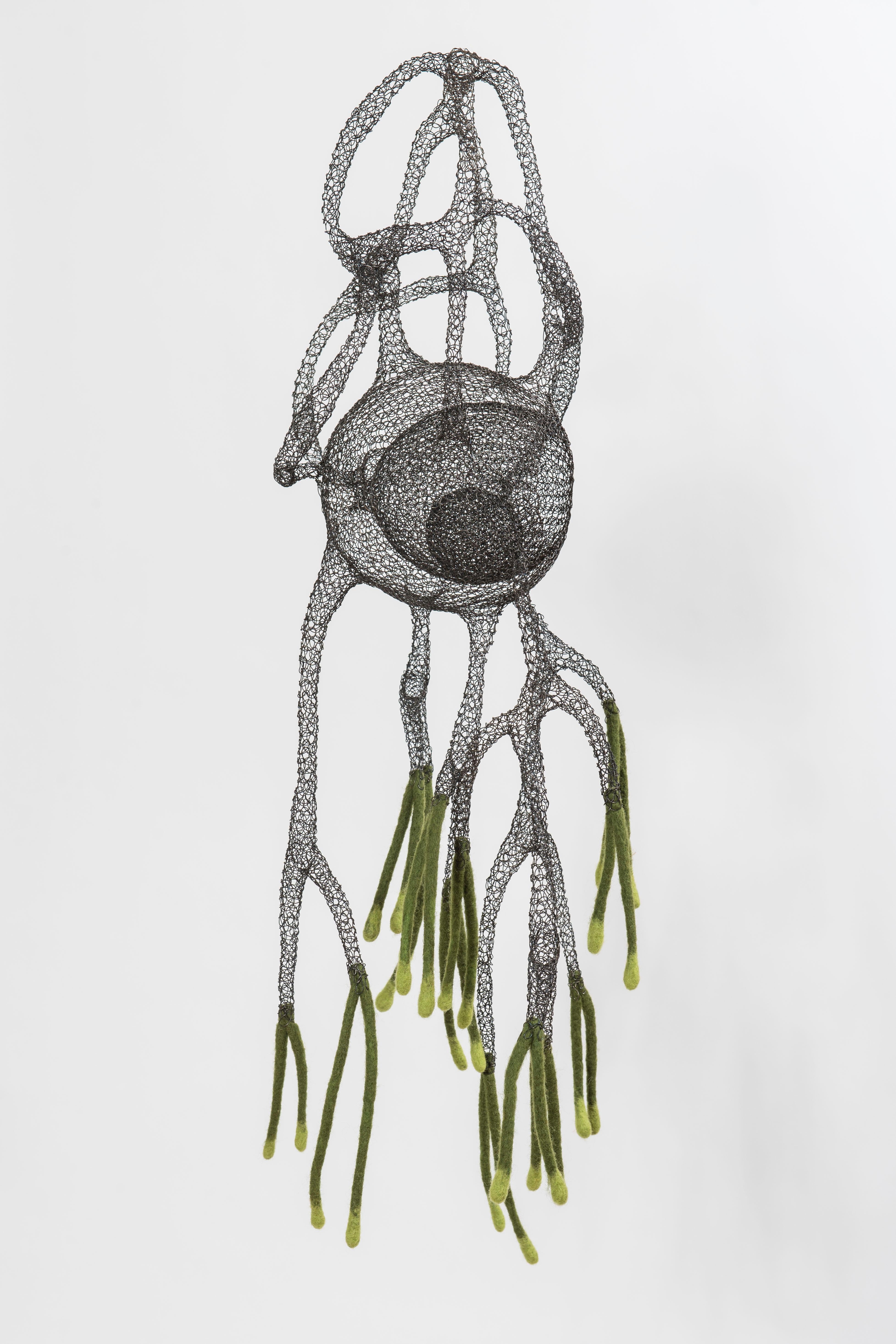 Sculpture en maille transparente en fil de métal et en laine « Saghiaki », faite à la main, de type pendentif - Gris Abstract Sculpture par Delphine Grandvaux