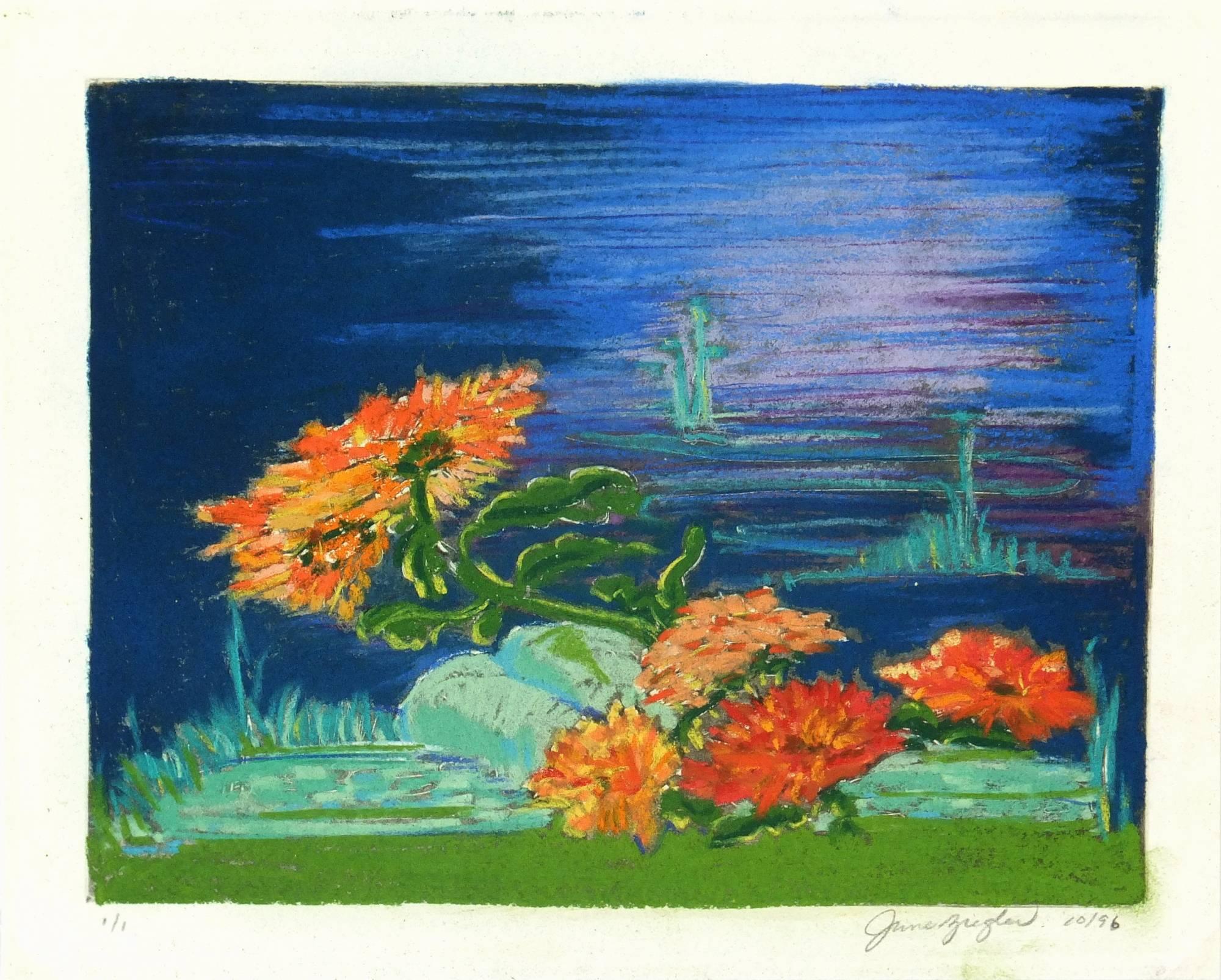 June Ziegler Still-Life – Leuchtend farbenfrohes Pastell mit blauem Hintergrund - Aquamarin-Blumenblumen 