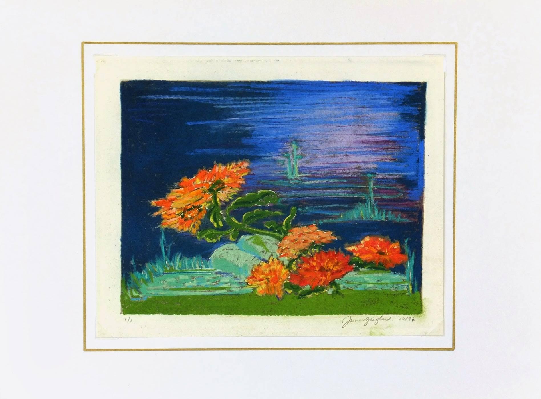 Pastell mit schillernden Farben (orangefarbene und rote Blumen, Grüntöne und verschiedene Blautöne im Hintergrund) von feurigen Blumen, die am Wasser blühen. Signiert 