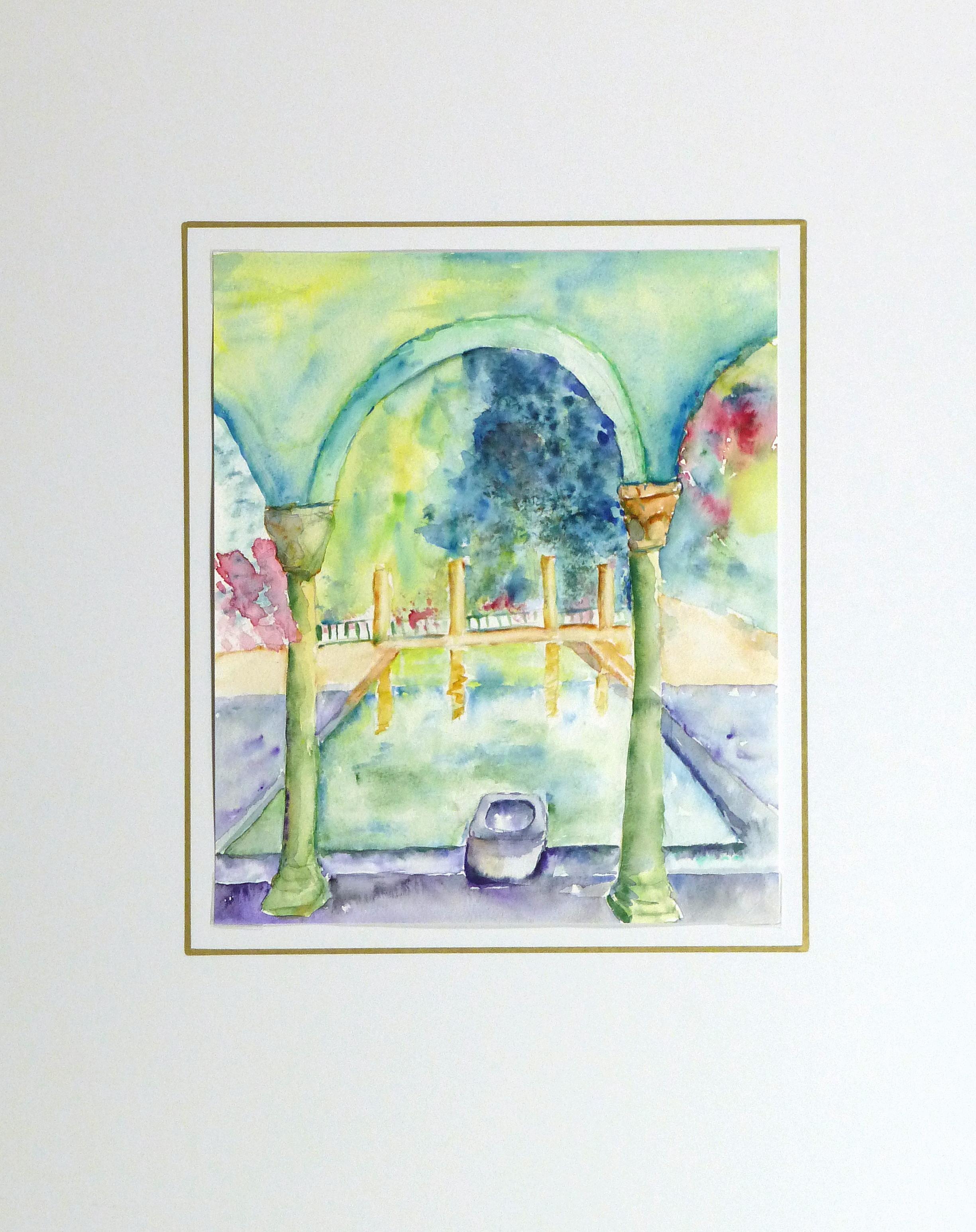 Aquarelle rêveuse et vibrante d'une petite piscine réfléchissante dans la cour d'une villa de style italien par Monique Tachdjian, 2009. 

Présenté sur un passe-partout blanc avec une bordure dorée, il convient à un cadre de taille standard.