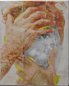 Hombre pintado tapándose la cara