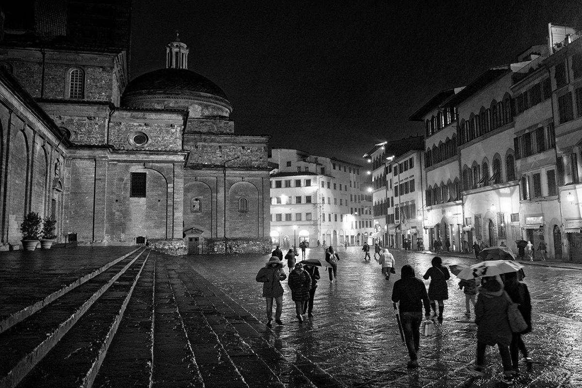 Rainy Night In Florence - Photograph by Anne Schlueter