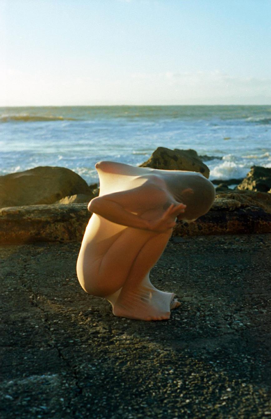 Sarah Elise Abramson Nude Photograph – Humaner Kokon