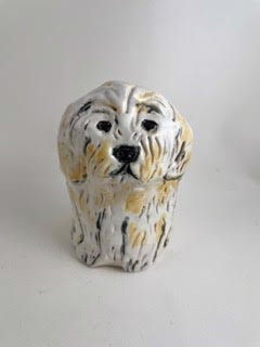 Petit chien avec taches jaunes, 2022