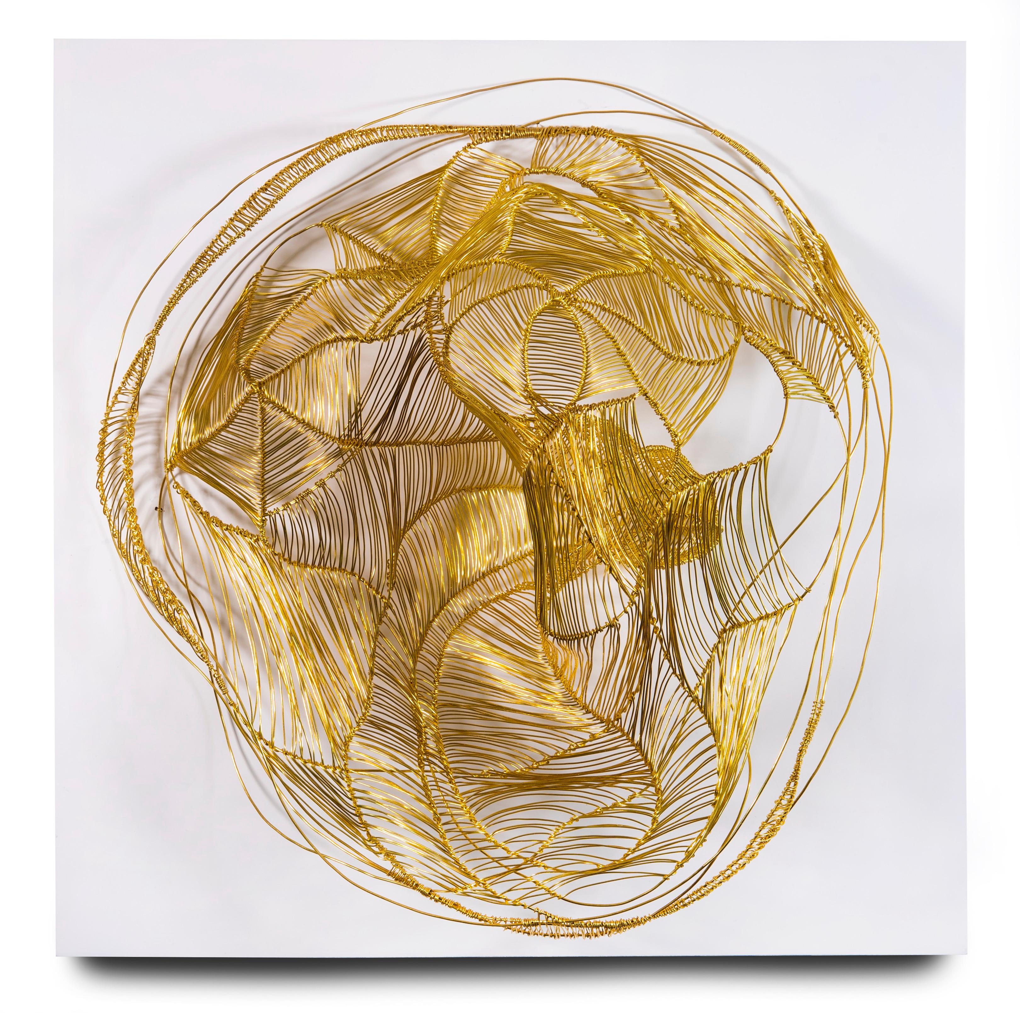 Treten Sie ein in die zauberhafte Welt von Kyongboon Ohs "Walk Slowly - Nest in Gold 2" in unserer geschätzten Kunstausstellung. Dieses exquisite Werk mit den Maßen 18 x 18 x 5 Zoll (45,72 x 45,72 x 12,70 cm) lädt den Betrachter ein, sich auf eine