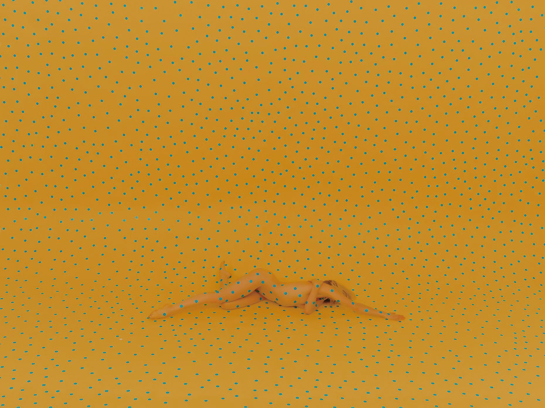 Dan Busta klebte kreisförmige Aufkleber auf das Modell und den gelben Hintergrund, bevor er dieses Foto machte. 