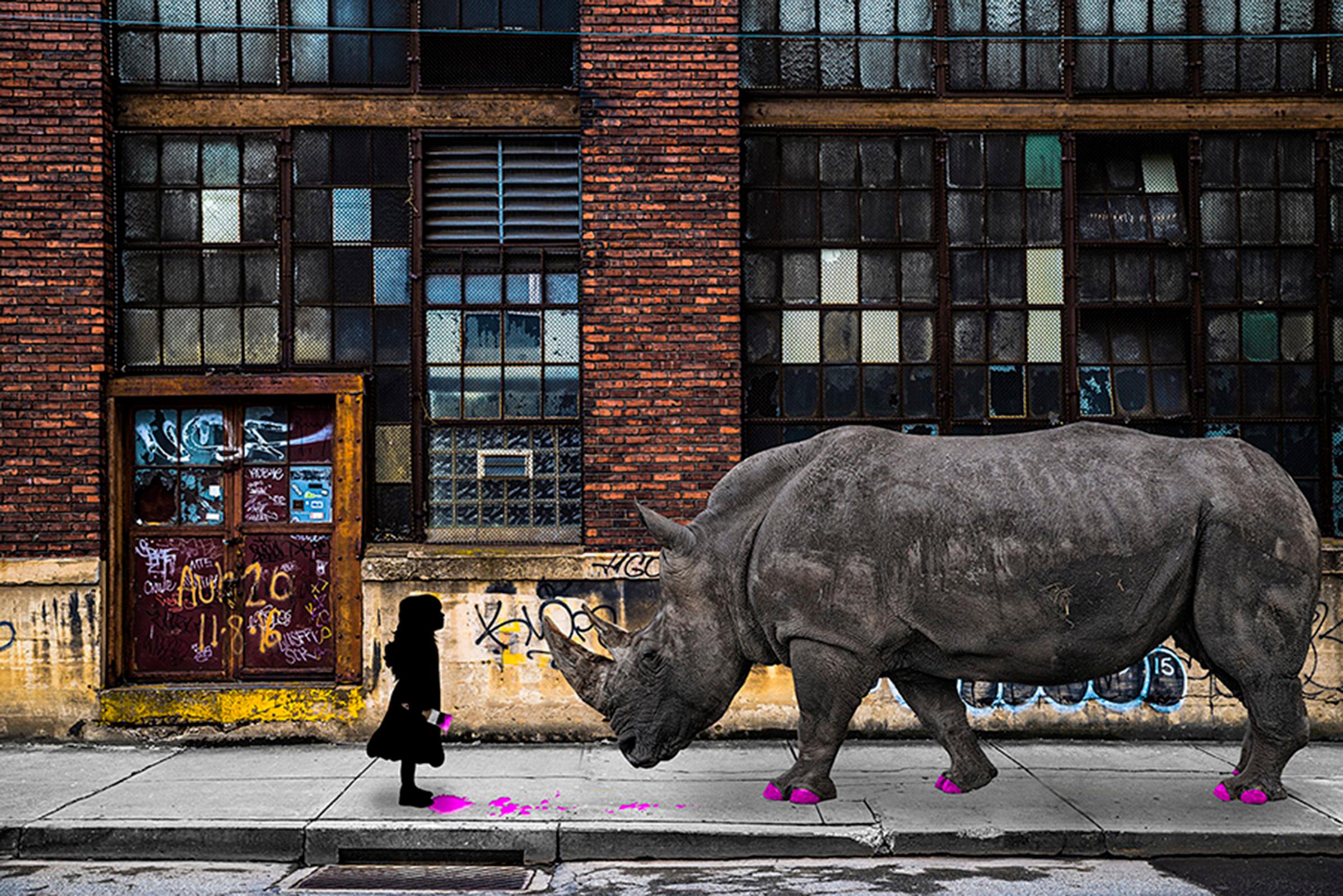 Real Rhinos Wear - Sac à main rose - Painting de Matthew Coglianese
