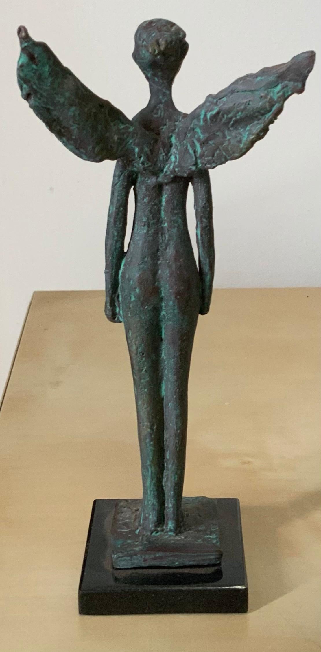 L'ange - Or Figurative Sculpture par Hadiya Finley