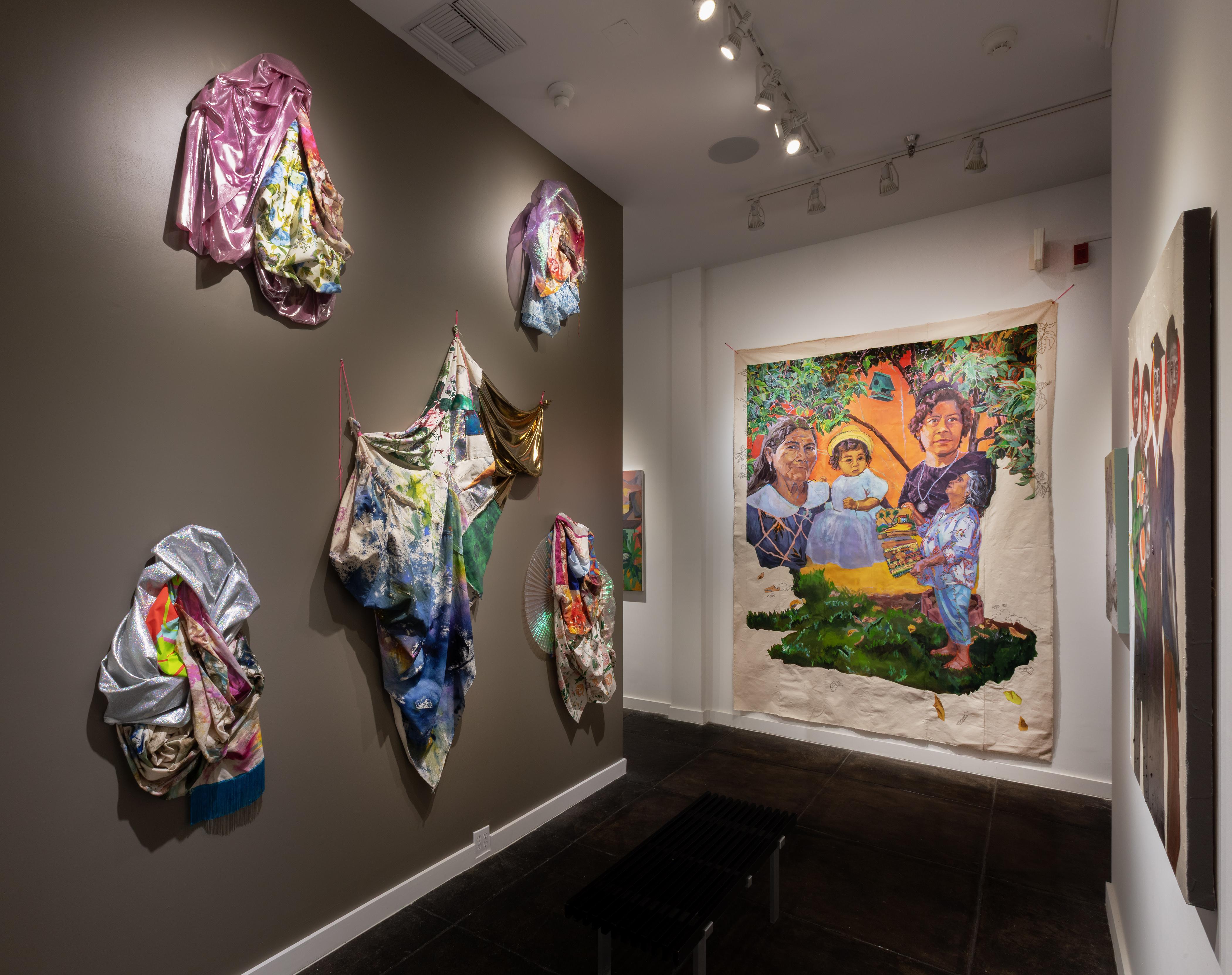 Katie Yaquinto dit de son travail...

Ma pratique est ancrée dans l'identité et la transformation. Travaillant principalement avec des textiles trouvés et réutilisés, j'assemble des fragments dans de grandes compositions en patchwork. Je considère