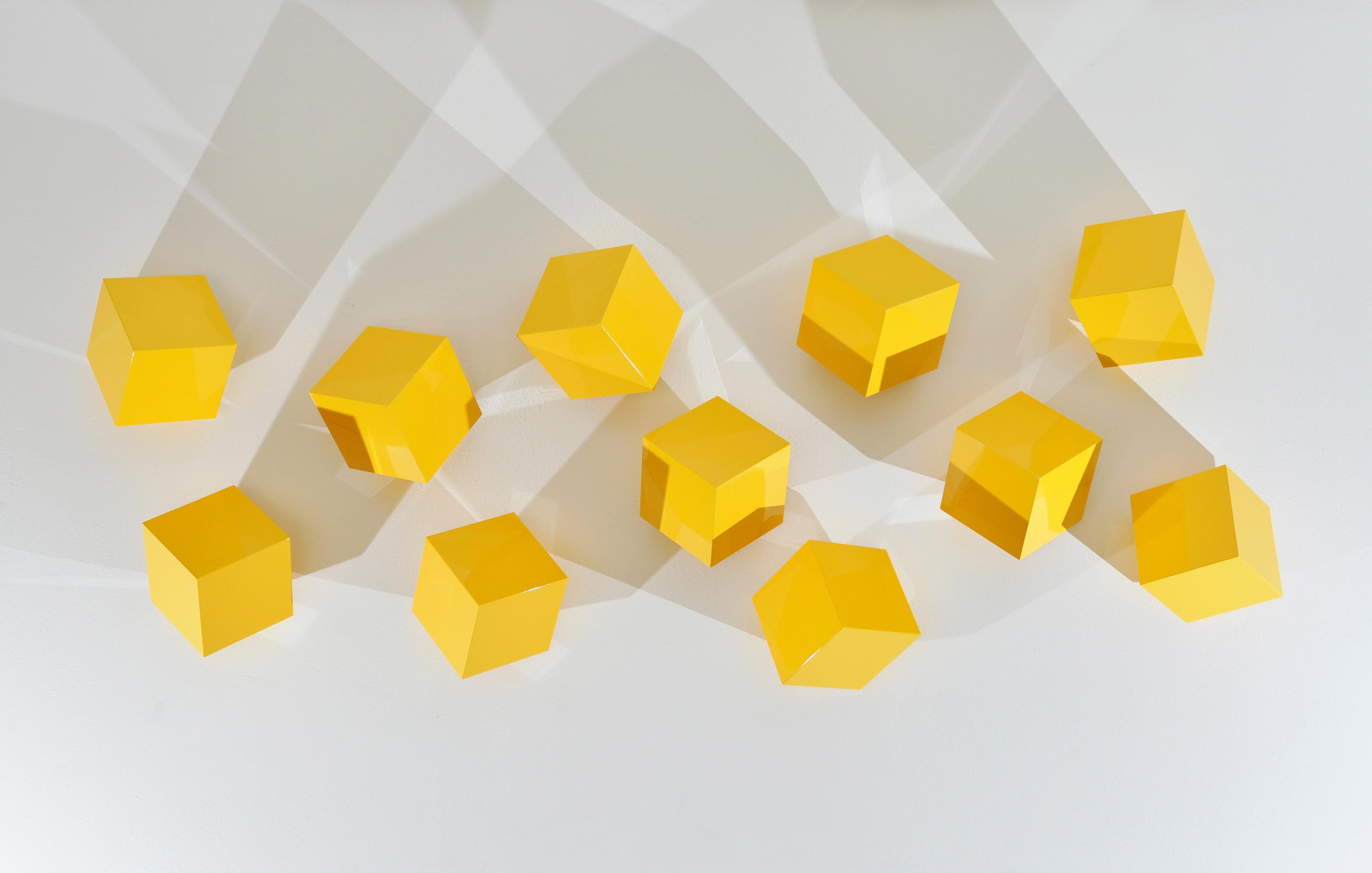 Chiacchieroni, Sol (giallo) - Sculpture Contemporaneo di  Lori Cozen-Geller