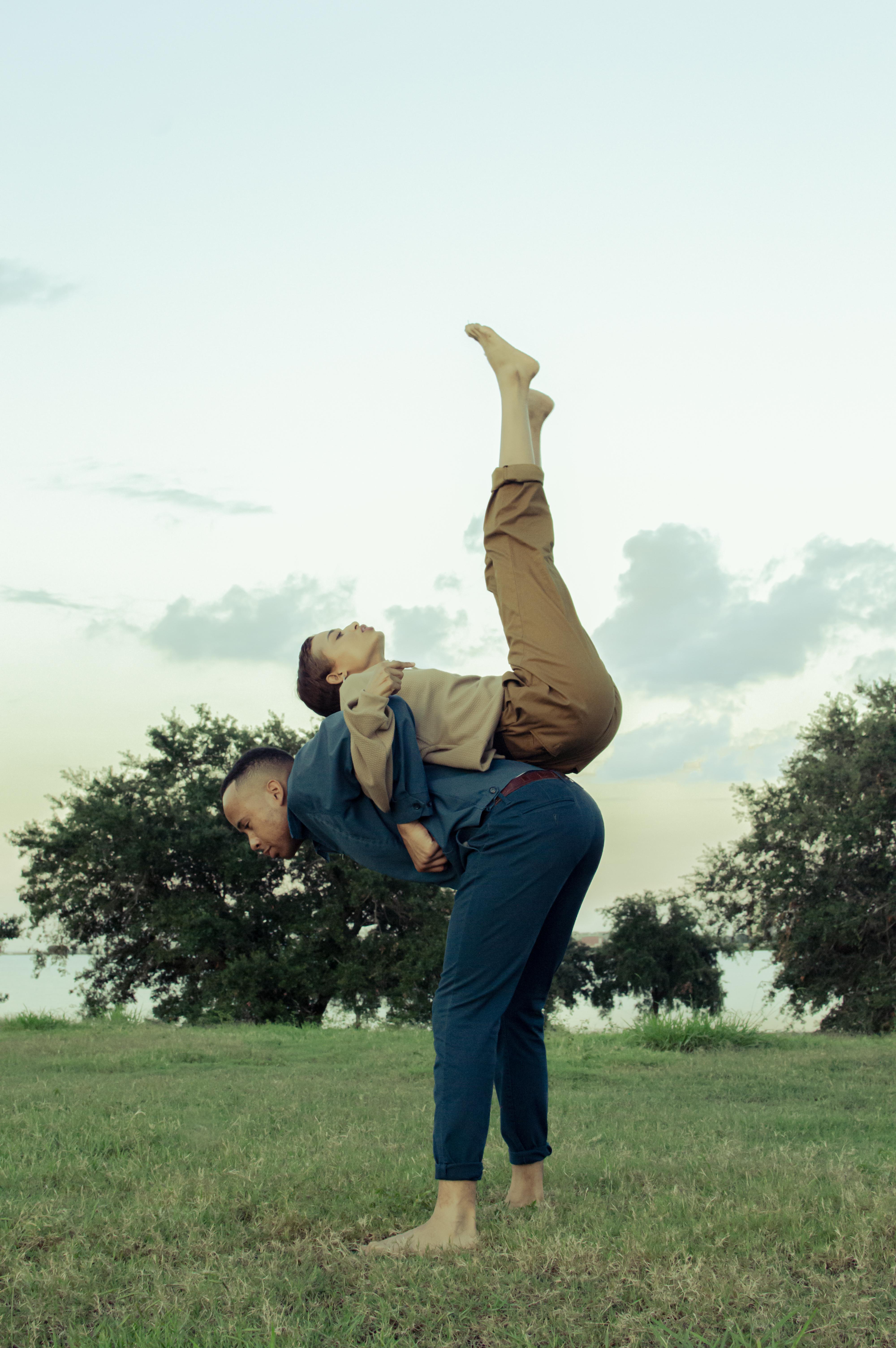 Figurative Photograph Trenity Thomas - Retour à l'arrière