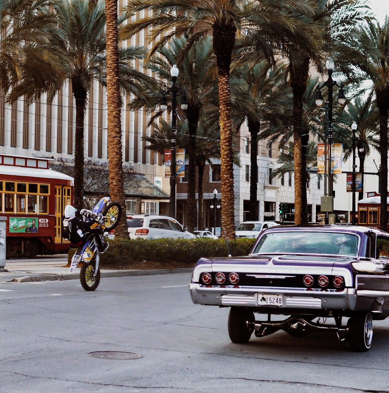 Trenity Thomas Figurative Photograph – Kanalstraße
