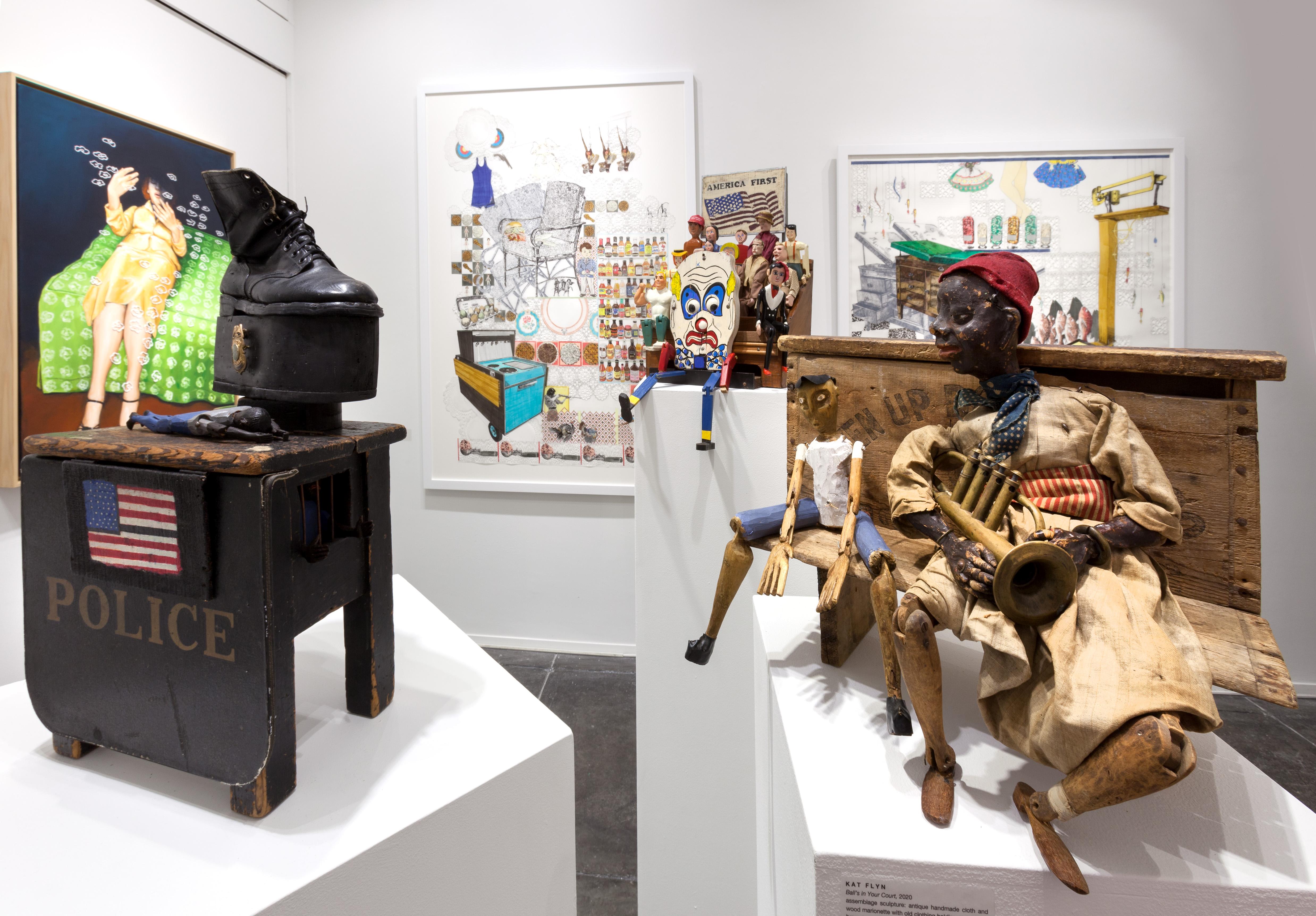 abmessungen des Kunstwerks (ungerahmt): 59h x 41w inches

Die Zeichnungen und Installationen von LAURA TANNER GRAHAM werden oft als Teil der literarischen Tradition der Südstaaten-Gotik diskutiert, die ähnliche Themen mit Autoren wie Flannery