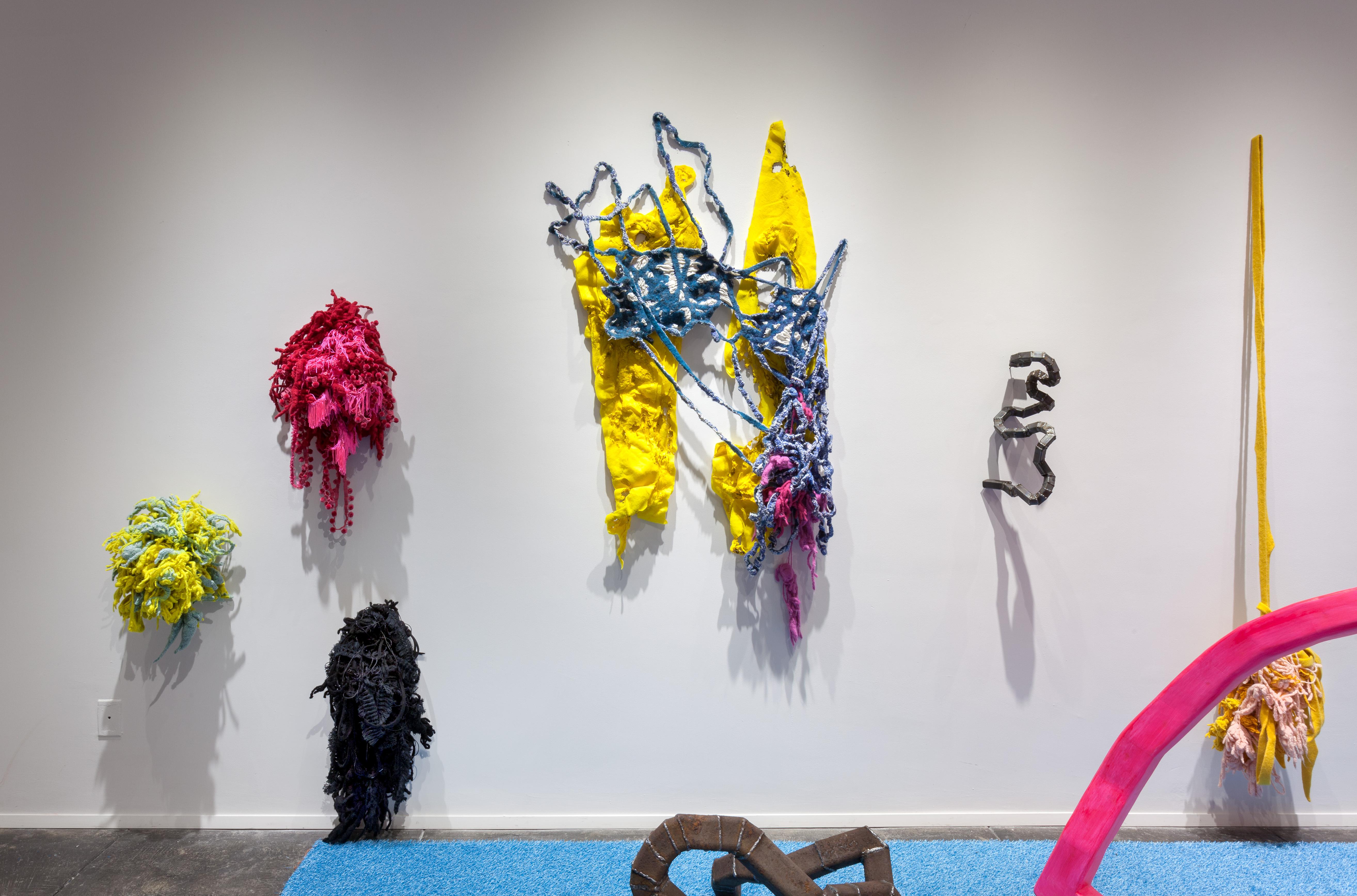 La GALERÍA JONATHAN FERRARA se enorgullece de anunciar Shape-Memory, una exposición individual de nuevas obras textiles y escultóricas de la artista residente en Nueva Orleans Gina Phillips. Nacida inicialmente de su residencia en el Centro Joan