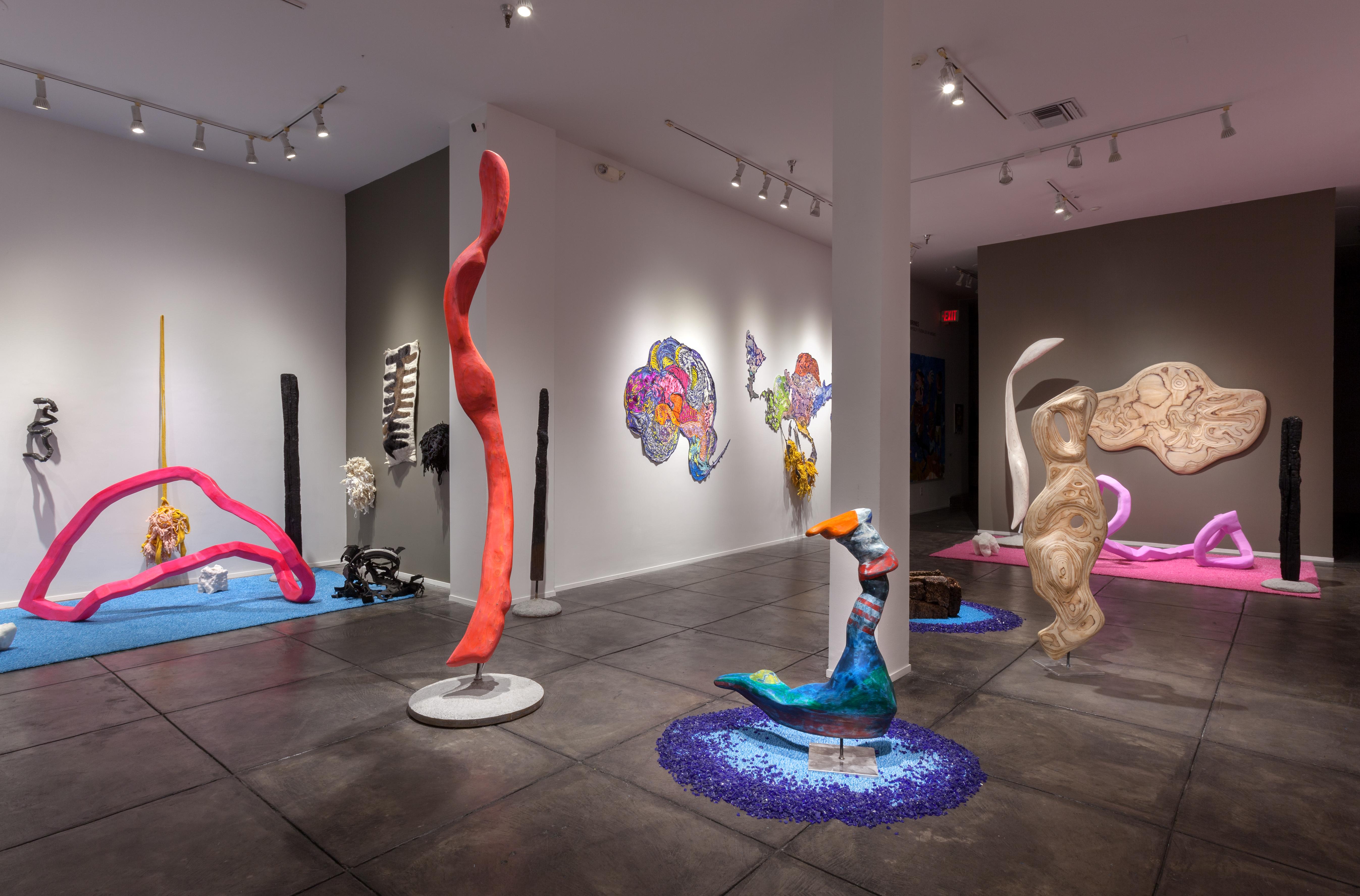 La JONATHAN FERRARA GALLERY est fière d'annoncer Shape-Memory, une exposition solo de nouvelles œuvres textiles et sculpturales de l'artiste Gina Phillips, basée à la Nouvelle-Orléans. Née de sa résidence au Joan Mitchell Center et inspirée par son