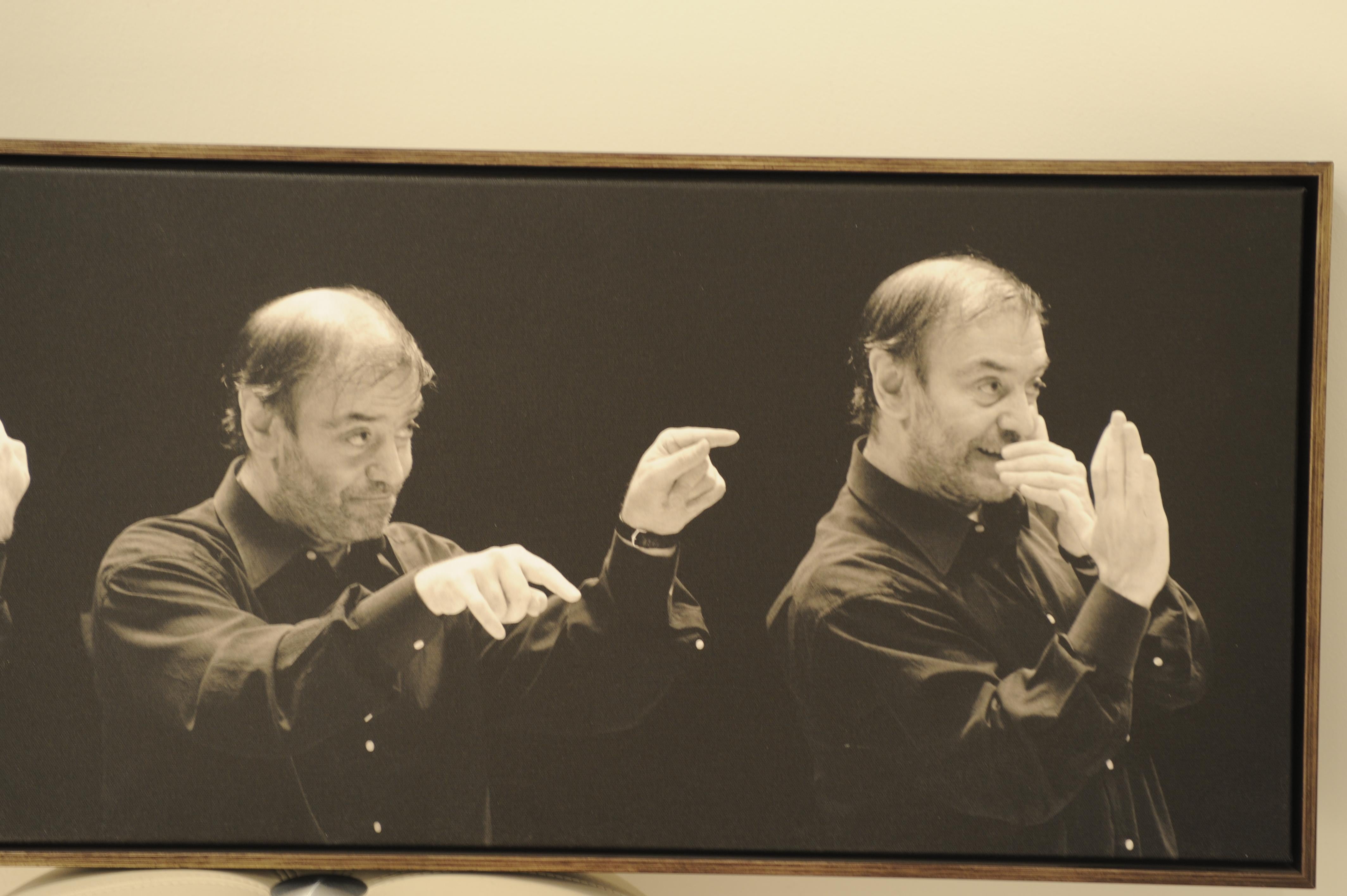 The famous conductor Valery Gergiev
Photo Art by Jeanette Handler, ca. 103 x 37,5 cm
Very good condition, framed on wood
Purchased at the Viennese auction house 'Im Kinsky' some ten years ago! (Was checked by the expert!)