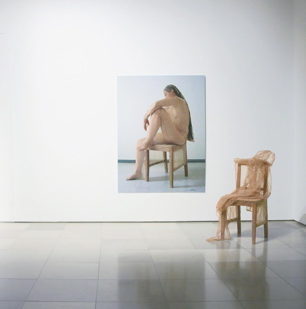 Sheila Furlan Figurative Sculpture - Ausstieg, sculpture, modern, 21st century, Transparent cloth