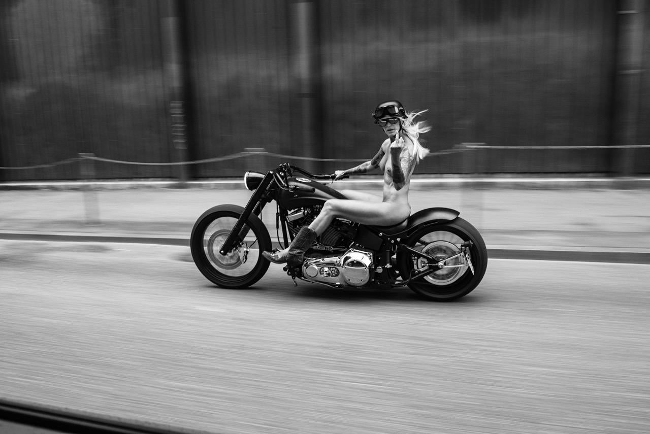 Alberto Venzago Black and White Photograph - Right attitude, 2015, Contemporary Black and White photography, Harley Davidson