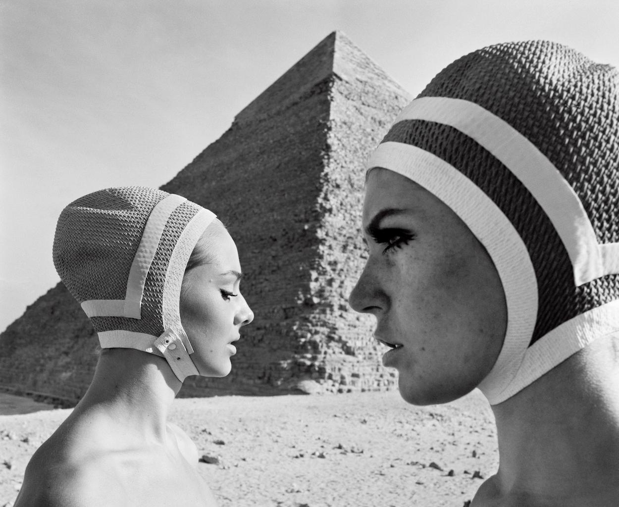 F.C. Gundlach Black and White Photograph - Vor der Cheops-Pyramide, Karin und Micky, Badekappen von Radium, Egypt