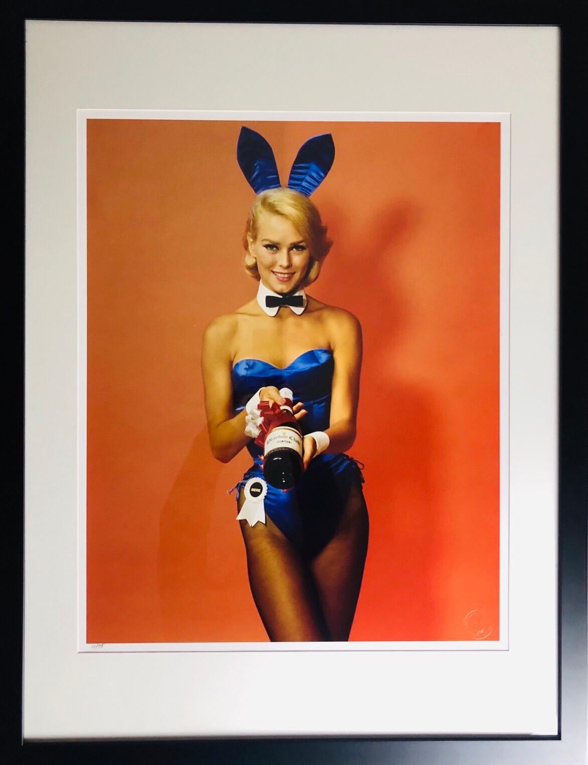 „Bunnies of Chicago, 1964“ Playboy Legacy Kollektion gerahmte Auflage 11 von 75 – Photograph von Stan Malinowski