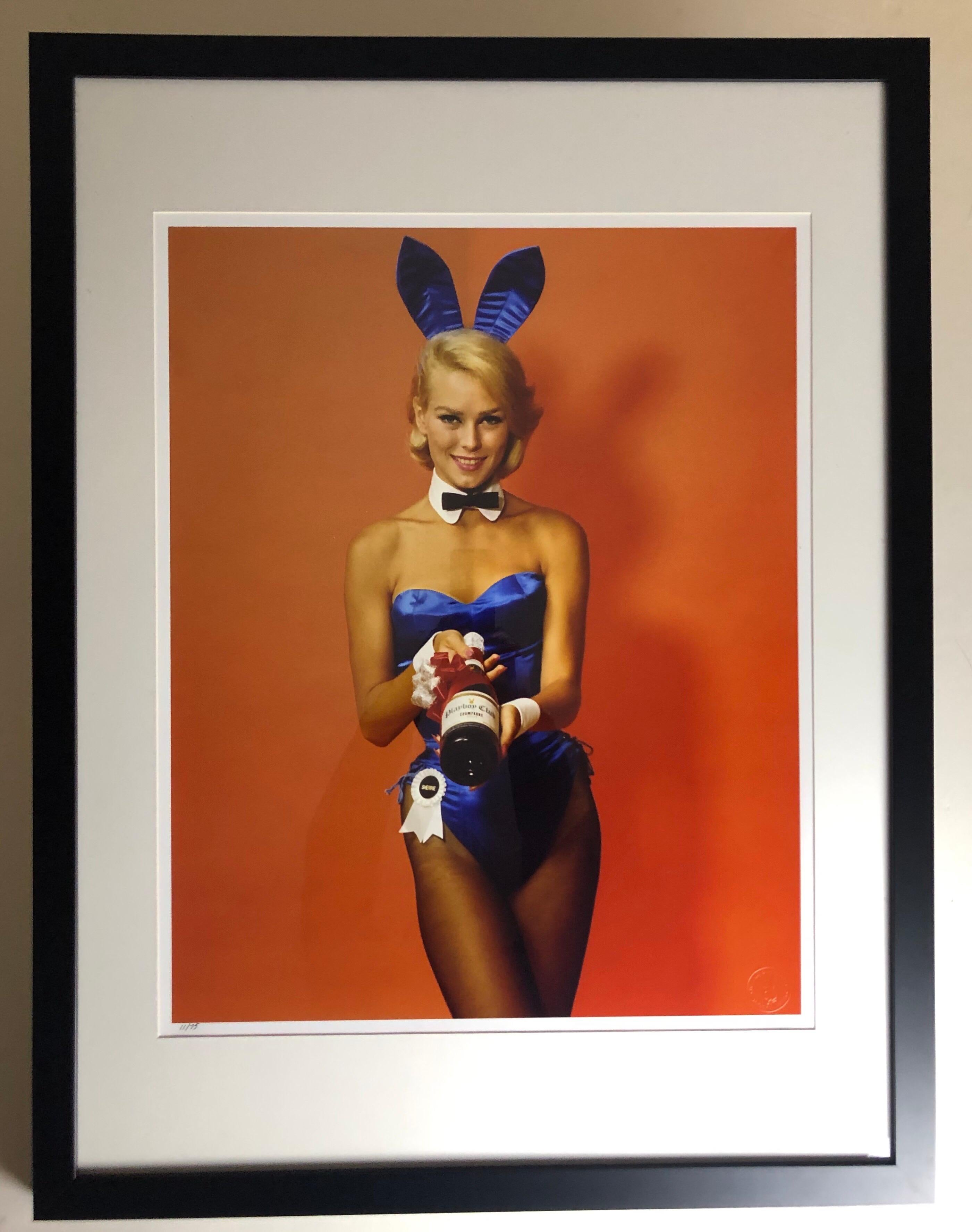 „Bunnies of Chicago, 1964“ Playboy Legacy Kollektion gerahmte Auflage 11 von 75 (Orange), Color Photograph, von Stan Malinowski
