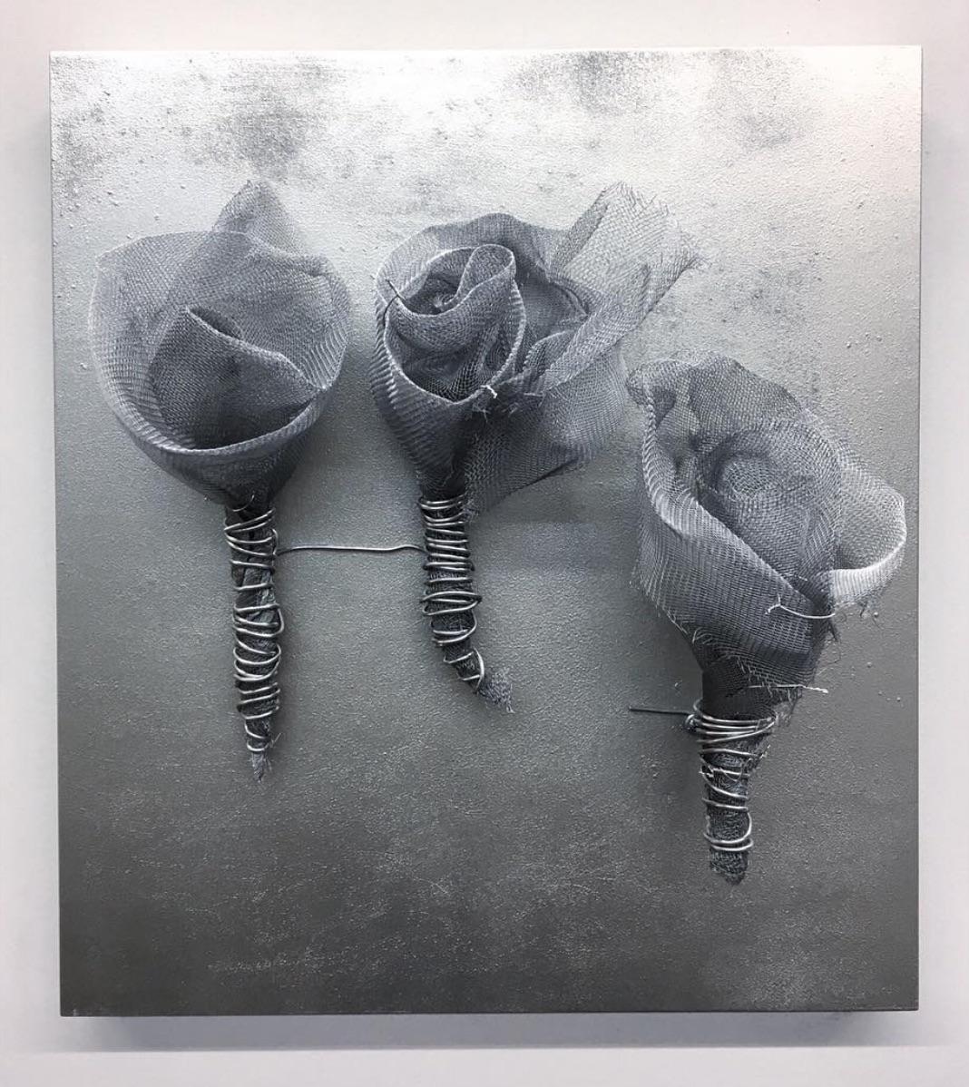 "ROSES SILVER" Scultura di 19" x 17" x 7" pollici di Melanie Newcombe

Schermo di alluminio per finestre, filo di alluminio, Wood, vernice 
2018

* * * Melanie Newcombe * * *
* Dichiarazione dell'artista *
Spingo continuamente i materiali verso