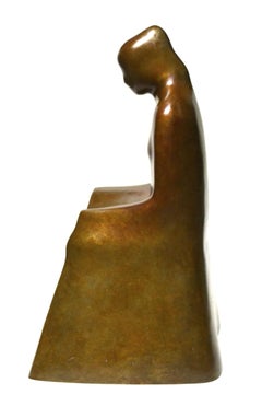 « La fille avec un livre » - Sculpture en bronze 1/1 de Reem Osama