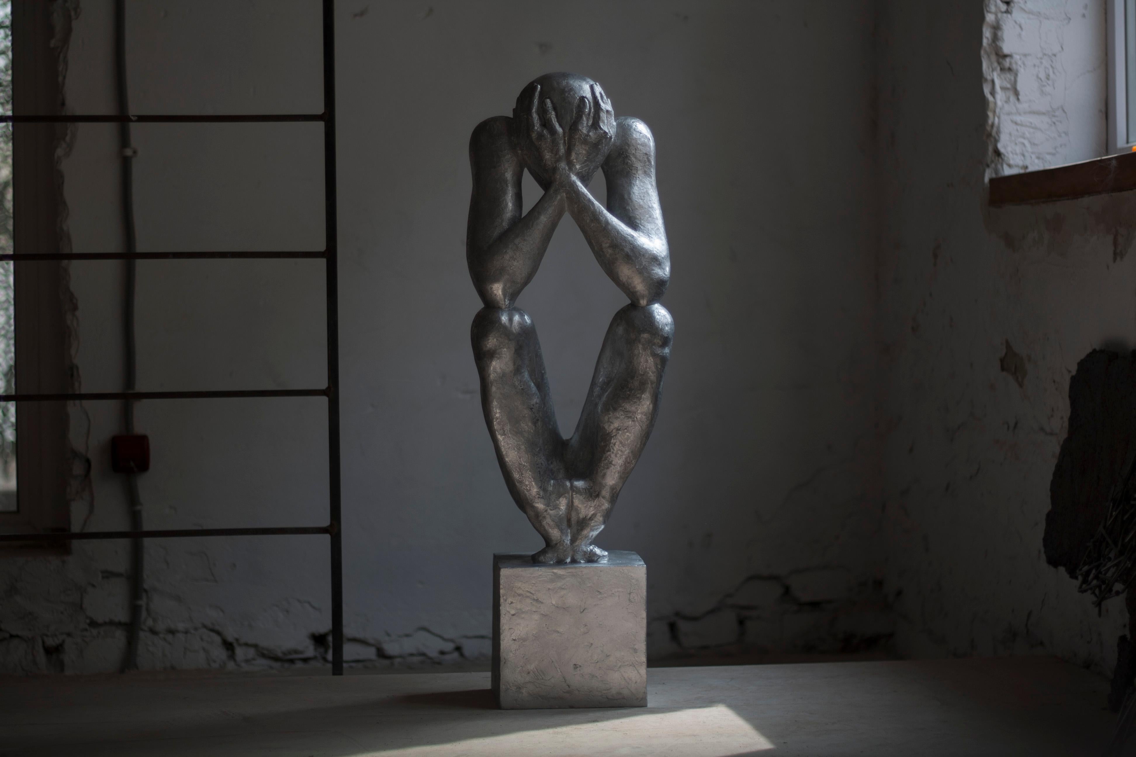 1 Aluminium-Skulptur 34::6" x 13" x 10" Zoll. Edition 3/5 von Sergii Shaulis 


Serie „Der Mann ohne Stange“ 
Das ungefähre Gewicht beträgt 40 lbs 


Der Künstler verbrachte fast zehn Jahre seines Lebens mit der Entstehung dieser achtteiligen Serie.