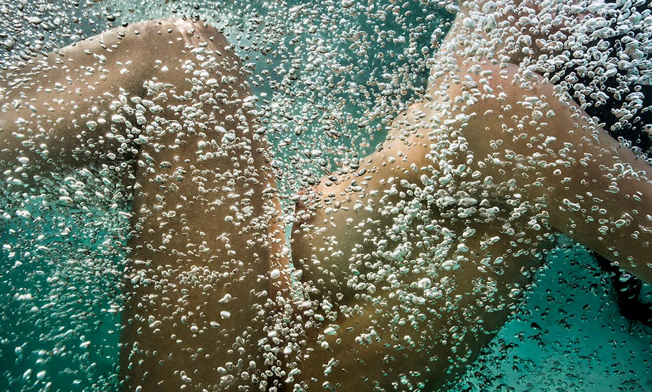 "Champagne" by Alex Sher 

Original underwater photography 
Limited edition 1/12 
Digital Print on Aluminum

Signed and numbered.
Comes with COA. 

Alex Sher is a Los Angeles based fine art photographer, originally from Ukraine where he was born in