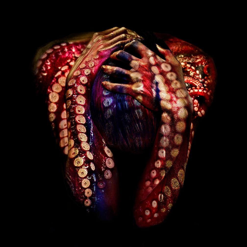 « Octopussy 07 » Photographie (FRAMÉE) 59" x 59" en Edition 4/10 de Giuliano Bekor