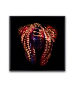 „Octopussy 07“ Fotografie (FRAMED) 59" x 59" in Auflage 4/10 von Giuliano Bekor