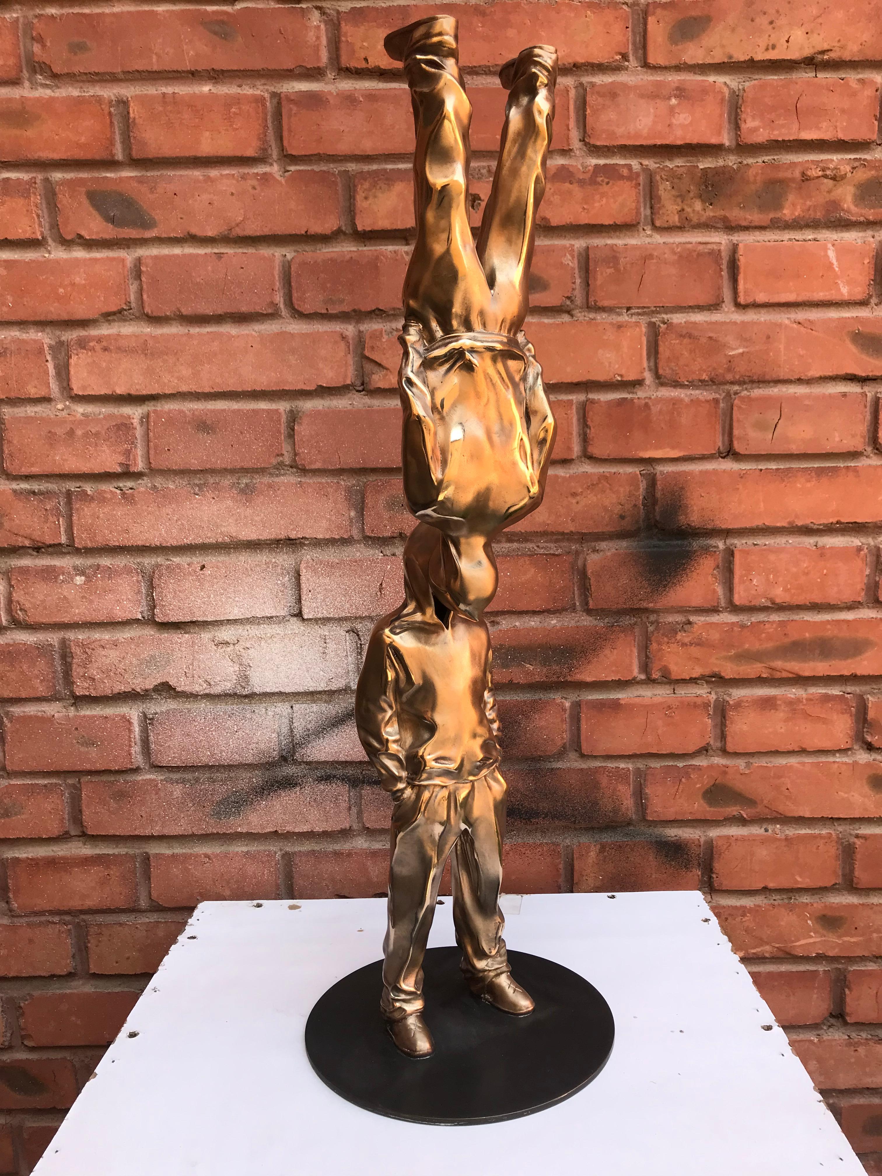 Sculpture en bronze Up Side Down de Huang Yulong, Édition 3/8 en vente 3