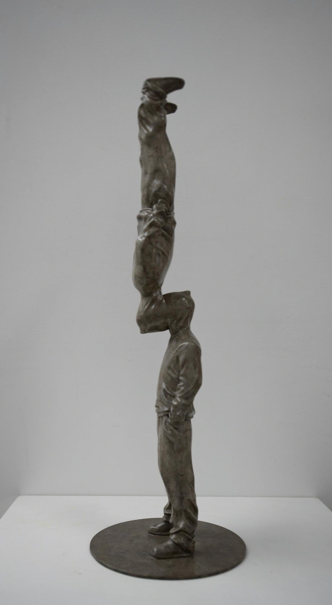 Sculpture en bronze Up Side Down de Huang Yulong, Édition 3/8 en vente 5
