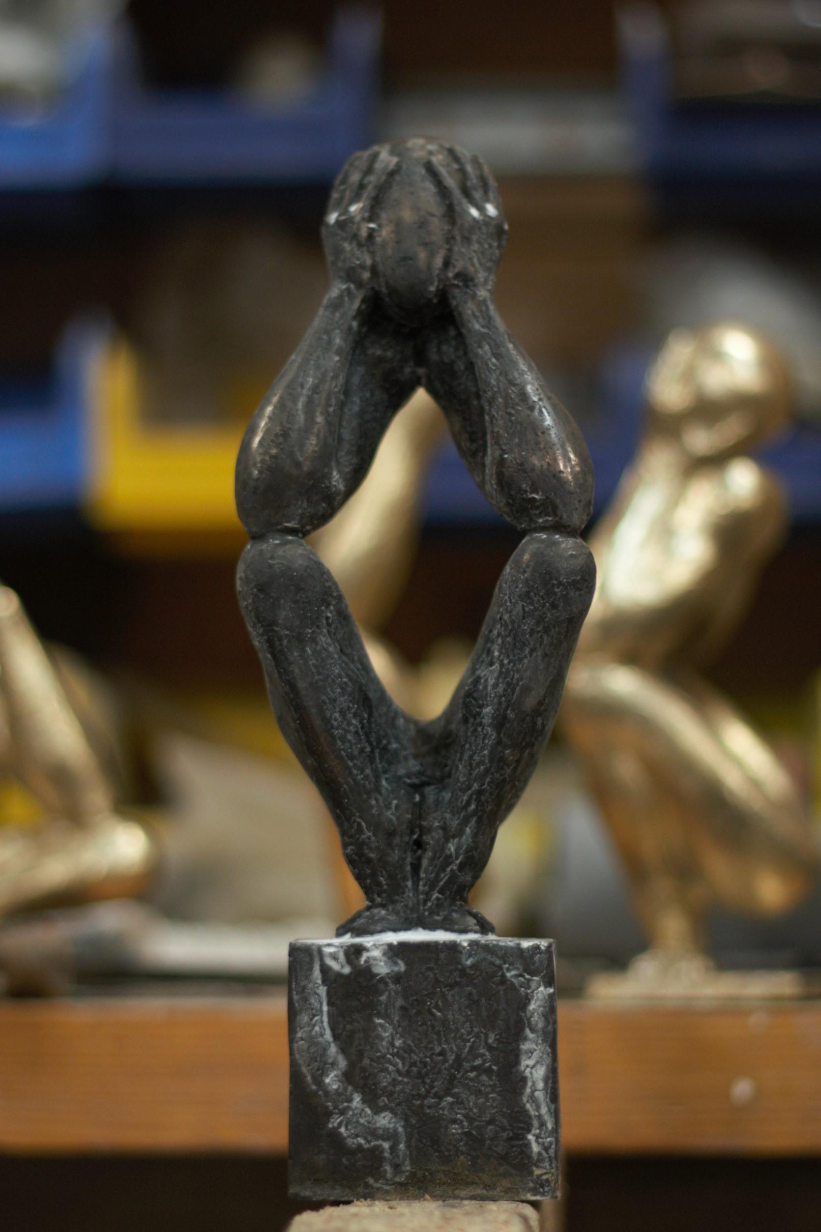 „Der Mann ohne Stange B“ Bronzeskulptur von Sergii Shaulis im Angebot 2