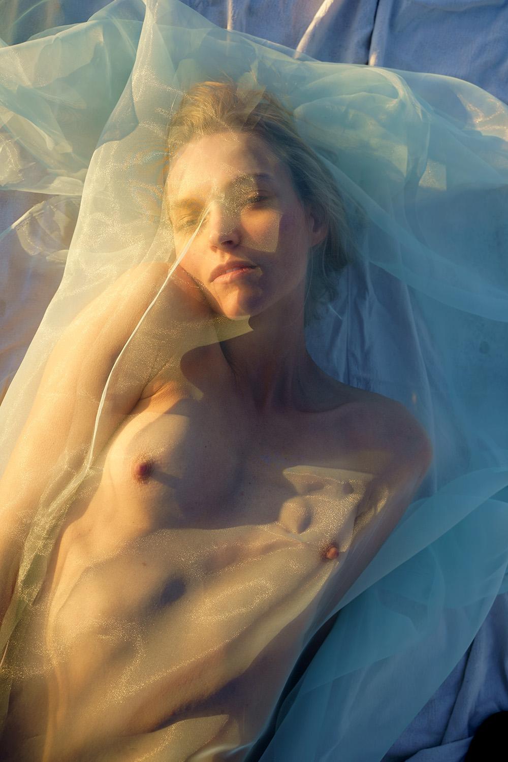 „Wrapped Series Untitled #33“ Fotografie Auflage 2/10 42x28 in von Robert Mack