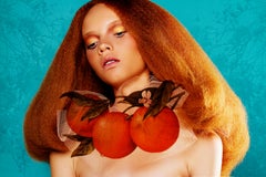 "Fille avec des oranges" - Photographie d'art 30x40 pouces Ed 2/10 de Viktorija Pashuta