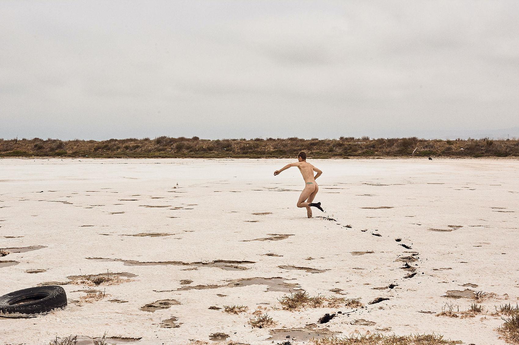 "Sin título (nº 0737)" Paisaje  Fotografía 18" x 24" Edición de 20 por Ben Cope

Sin enmarcar - se envía enrollado en un tubo 

Ben Cope + Rowan Daly  Fuera de la Red

Off the Grid es la culminación de un viaje fotográfico de seis años por Baja