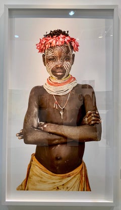 „Karo Boy“ Porträtfotografie 60" x 36" Zoll Auflage 1/5 von Safaa Kagan