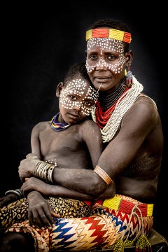 « Karo Mother and Son » Photographie 40"" x 26,5" pouces Edition 2/7 de Safaa Kagan