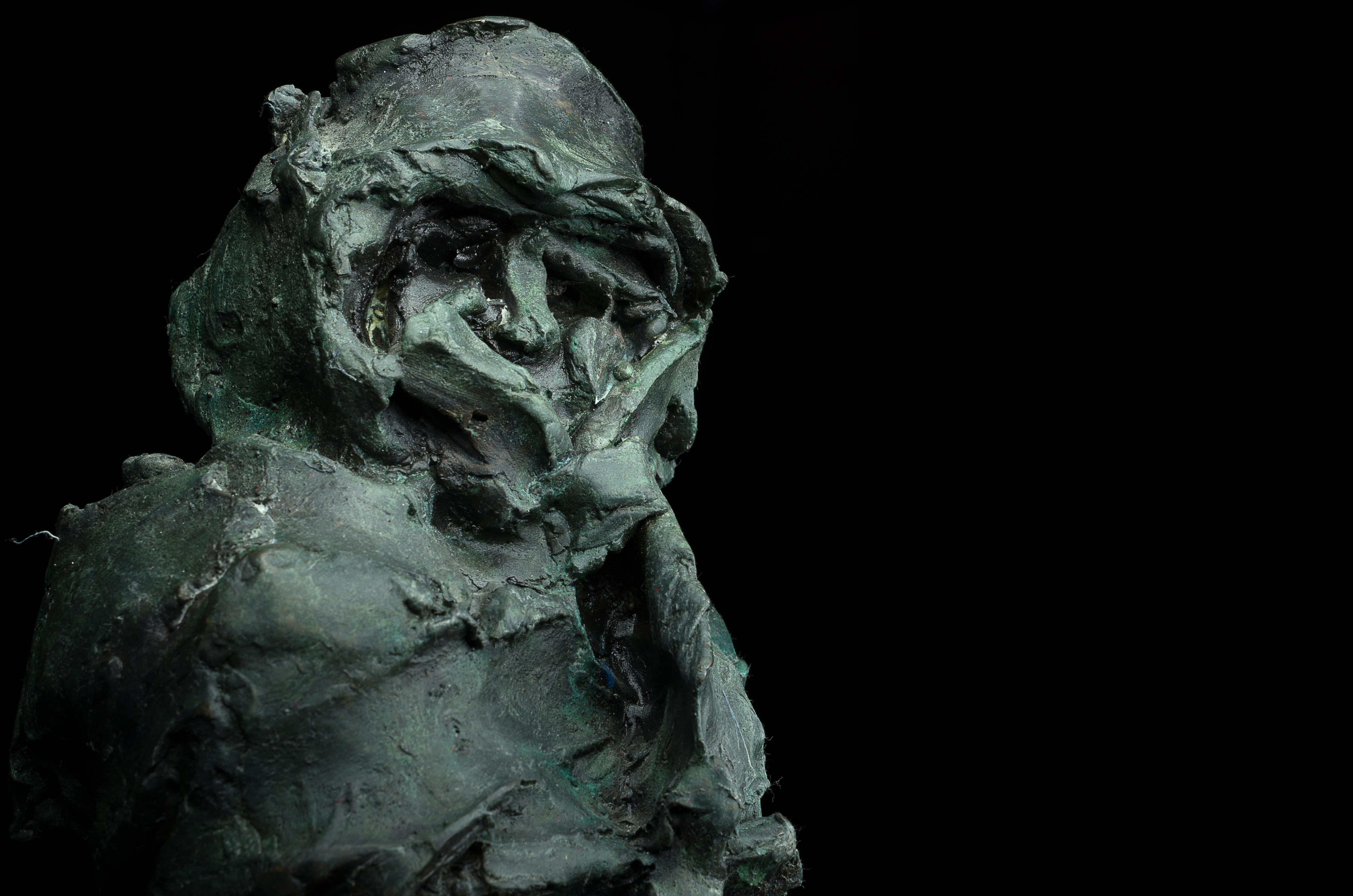 Sculpture contemporaine russe d'Alexander Sviyazov - Granny Shura en vente 3