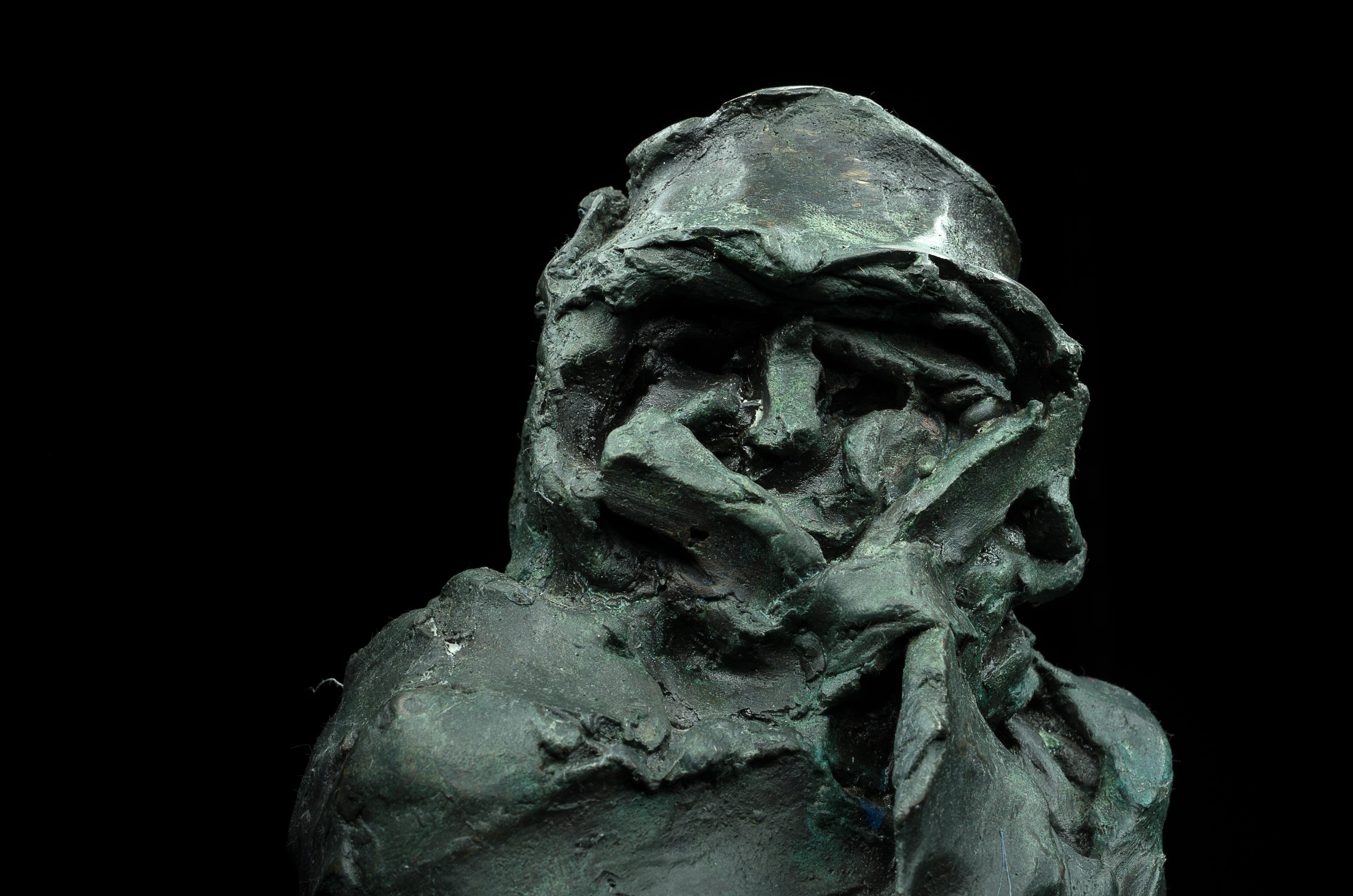 Sculpture contemporaine russe d'Alexander Sviyazov - Granny Shura en vente 4