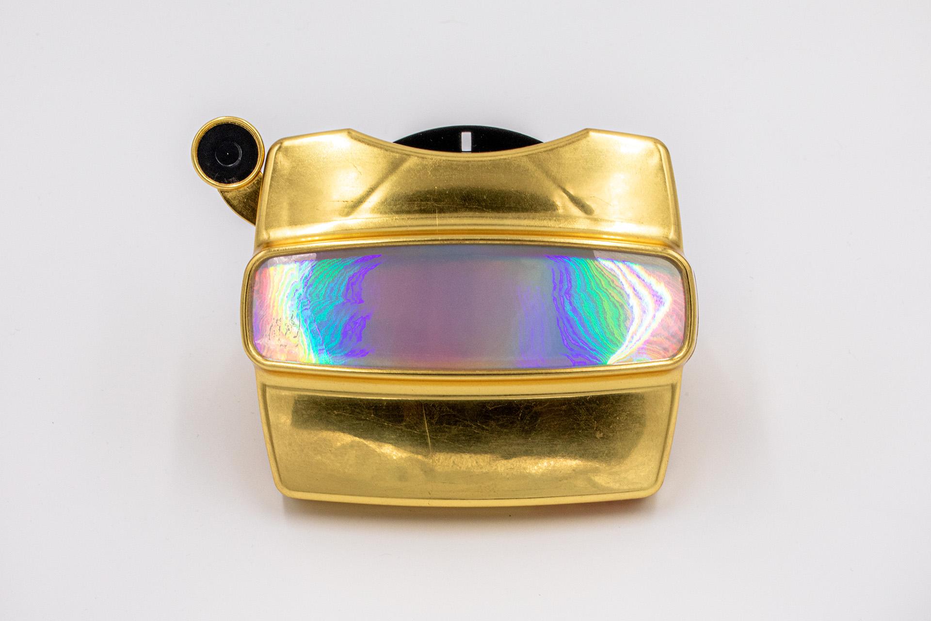 Mirror finish gold leaf over ABS thermoplastic viewer / Diffraction film diffuser

Kojun is an self-taught multimédia American artist born in 1977 based in Tokyo, Japan since 1999. Kojun project started in 2010 explores the experiences of beauty