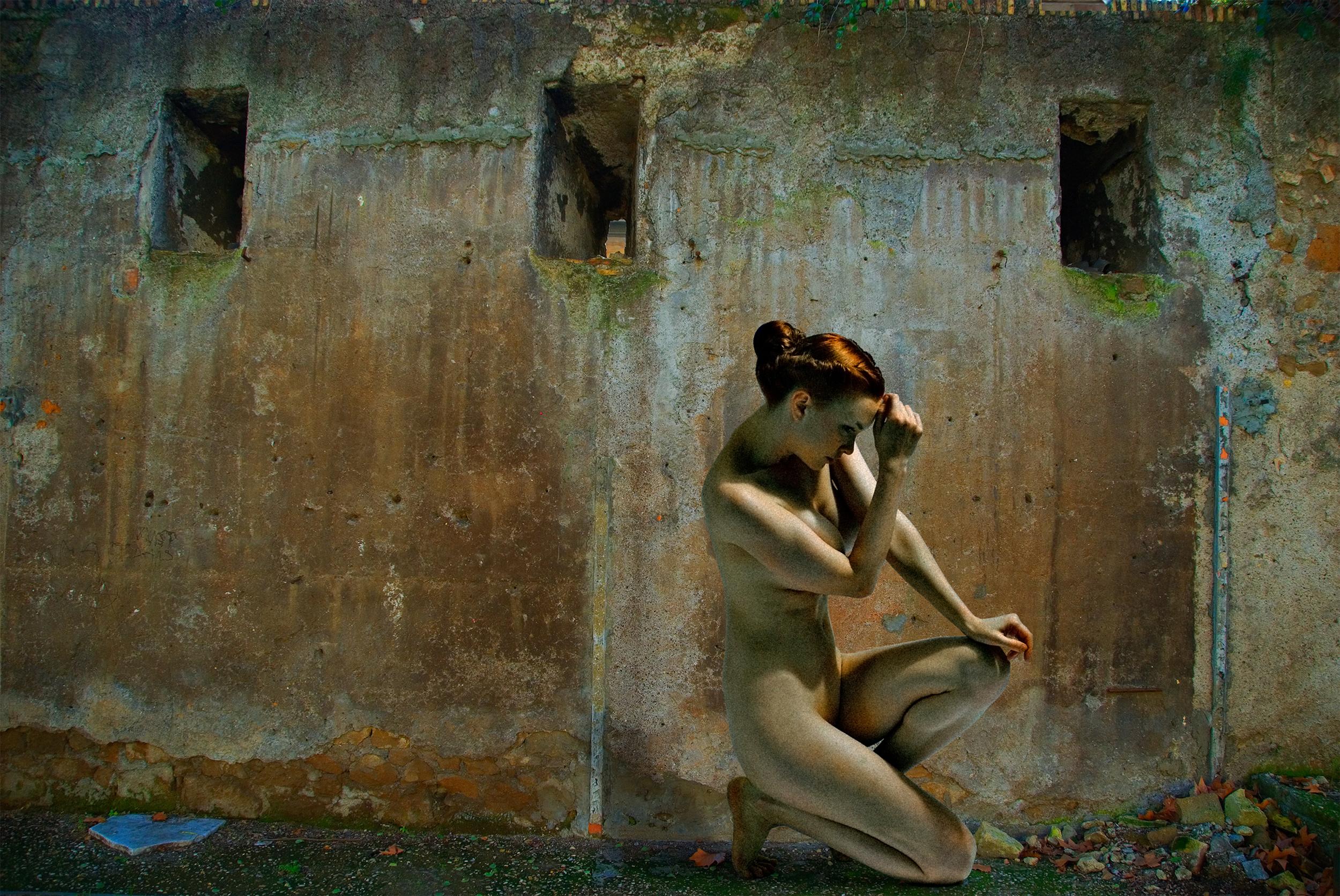 Amerikanisches zeitgenössisches Foto von Michael K. Yamaoka – neben einer römischen Wand 